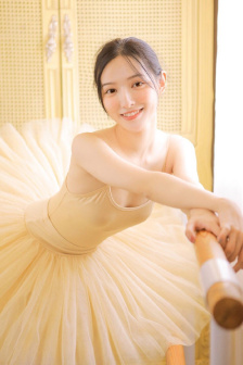 美女和男人一起制作豆浆